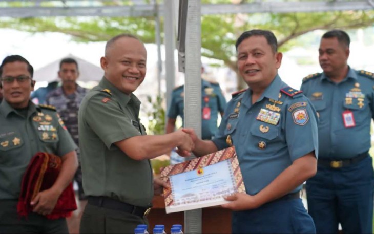 Danrem 023/KS Kolonel Inf Lukman Hakim saat memberikan cenderamata 