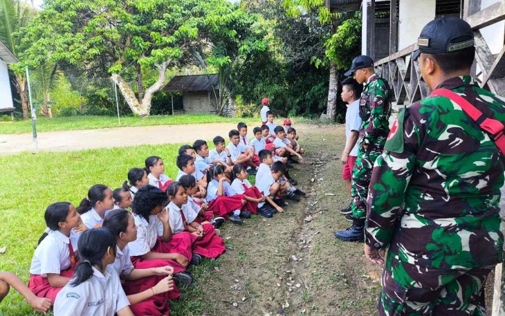 Personel satgas Yonzipur 5/ABW mengajar siswa SDN 4 Bakul, Selasa (11/6)