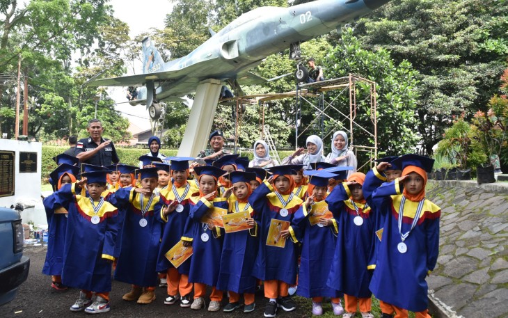 Personel Lanud Husein Sastranegara Bersihkan Tugu Pesawat F5 Tiger di Taman Lalu Lintas Bandung 