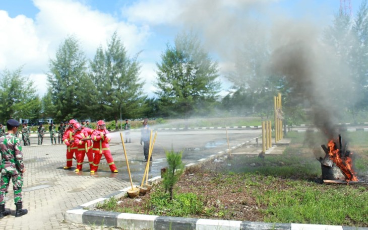 Prajurit Koarmada III Latihan Pemadam Kebakaran 