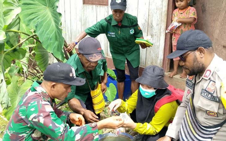 Babinsa Koramil Jila Dampingi Nakes Adakan Pemeriksaan Rutin Warga 