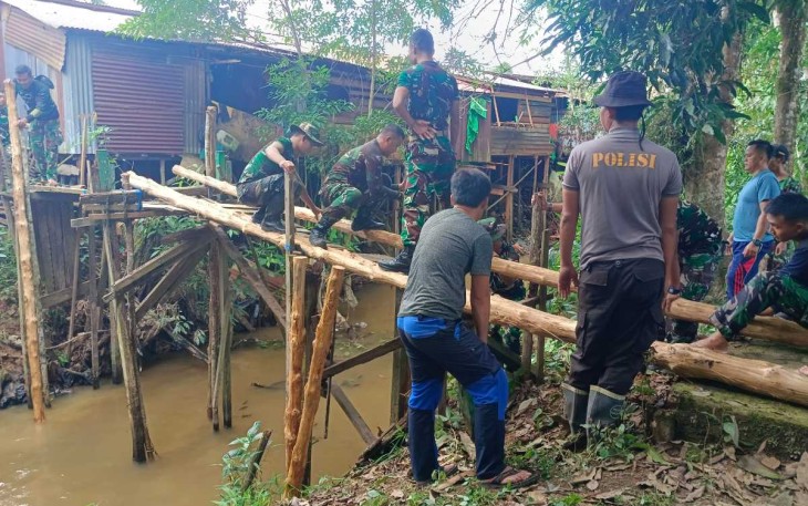 Perbaikan jembatan penghubung desa perbatasan 