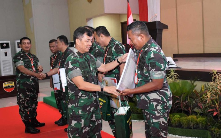 Danrem 023/KS Kolonel Inf Lukman Hakim menerima penghargaan Pangdam I/BB
