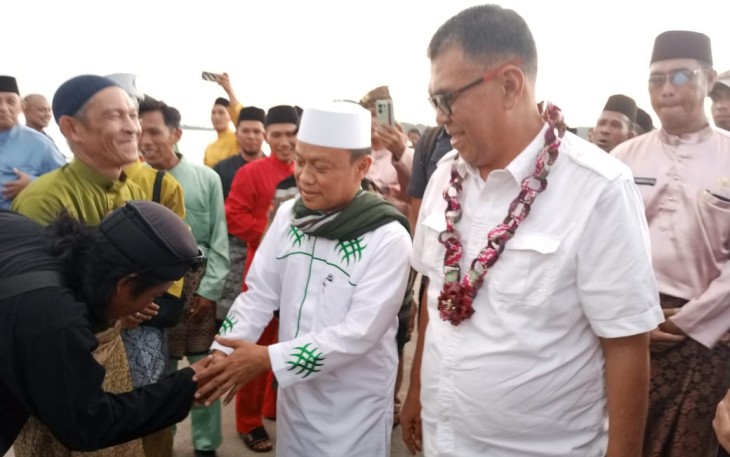Ratusan Masyarakat Serasan Padati Pelabuhan PLBN Sambutan Kedatangan Bupati Natuna dan Ustaz Das'ad Latif 