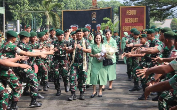Prajurit Yonarmed 1 Kostrad saat menyambut Pangdivif 2 Kostrad 