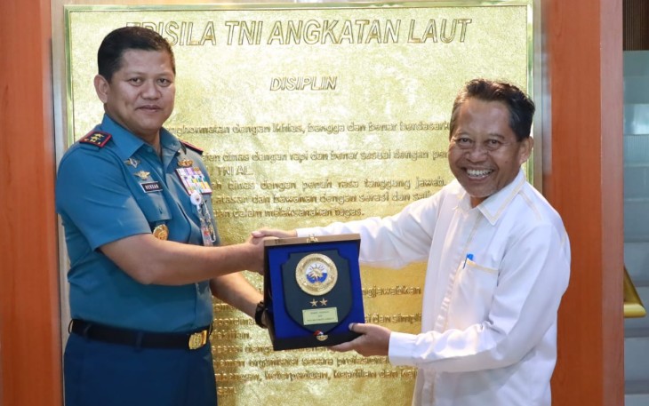 Pangkoarmada III Laksda TNI Hersan saat memberikan cenderamata 