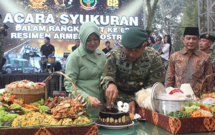 Danmenarmed 2 Kostrad Letkol Arm Siswo Budiarto saat memotong kue ulang tahun ke-62 Menarmed 2 Kostrad, Kamis (13/6)