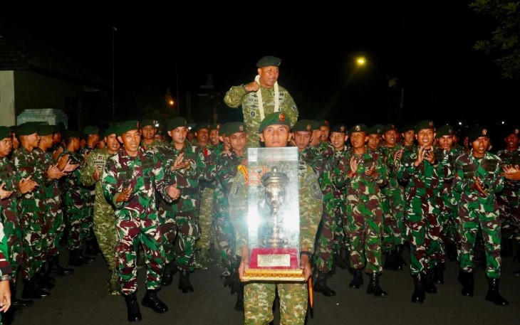 Danyonarmed 11 Kostrad Letkol Arm Gde Adhy Surya Mahendra diarak prajuritnya 