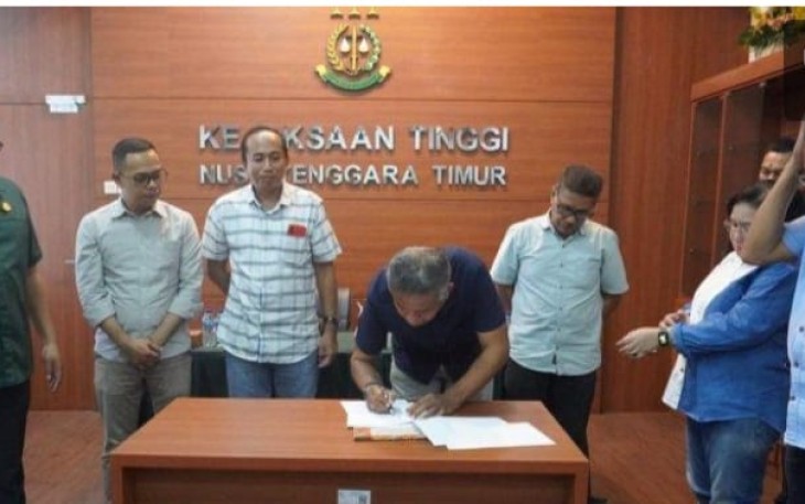 Penandatanganan Berita Acara Penyerahan Bukti Transfer Dari Pengurus BKK Bank NTT Kepada 5 Perwakilan Pensiunan Pegawai Bank NTT