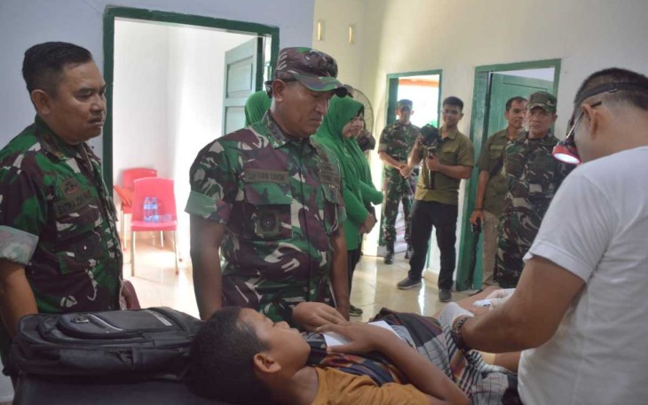 Danrem 023/KS Kolonel Inf Lukman Hakim meninjau kegiatan khitanan massal, Jum'at (14/6)