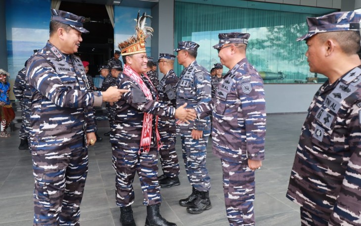 Pangkoarmada III Laksda TNI Hersan menyambut kedatangan Asrena Kasal