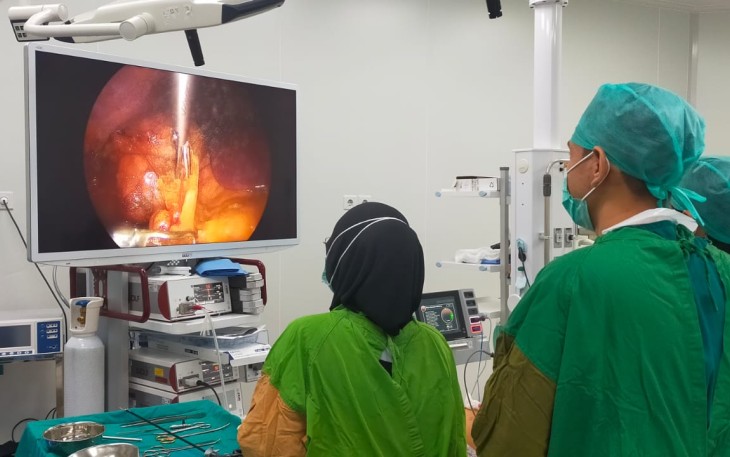 Operasi Laparoskopi Kista Ginjal Perdana di RSUD RATUSAN Sukses Dilakukan dr Erlan Jaya dan Tim 