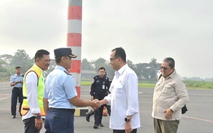 Danlanud J.B Soedirman Letkol Pnb Tatag Onne Setiawan menyambut kedatangan Menhub Budi Karya Sumadi 