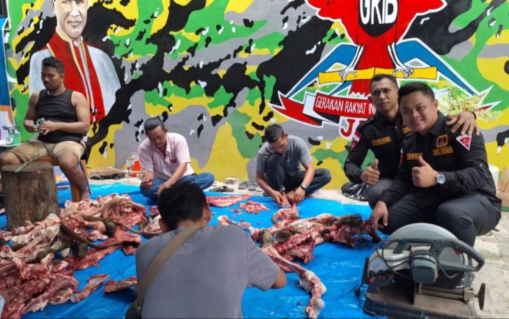 Suasana pemotongan daging kurban 