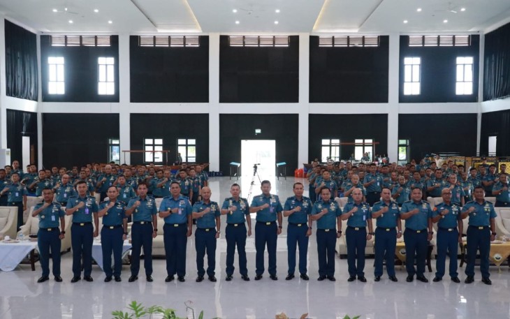 Foto bersama perwira jajaran Koarmada III Sorong