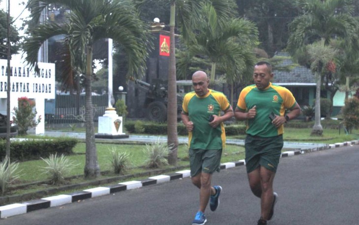 Danmenarmed 2 Kostrad Letkol Arm Siswo Budiarto saat lari pagi bersama prajuritnya 