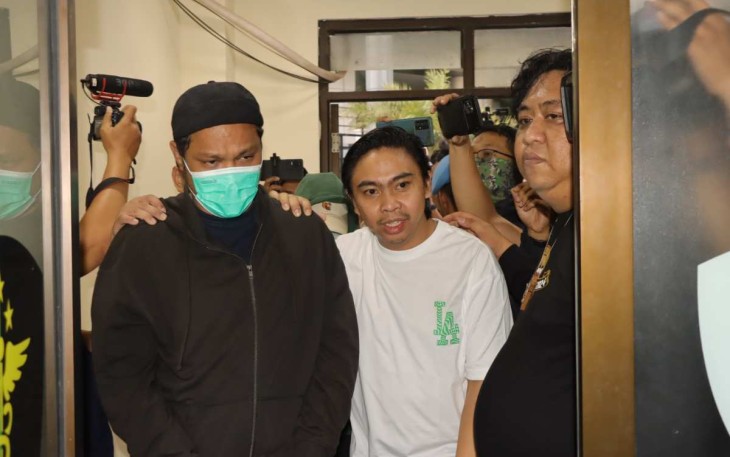 Vokalis Last Child Virgoun saat pemeriksaan kesehatan di Polres Metro Jakarta Barat