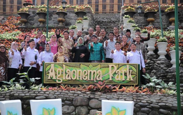 Mendes PDTT Abdul Halim Iskandar foto bersama usai peresmian destinasi wisata Aglonema Park Sleman 