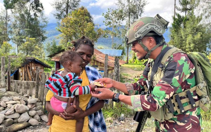 Keceriaan anak-anak bersama prajurit satgas Yonif 509 Kostrad