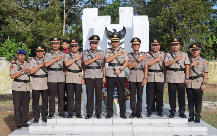 Polres Natuna Upacara dan Ziarah ke Makam Pahlawan 