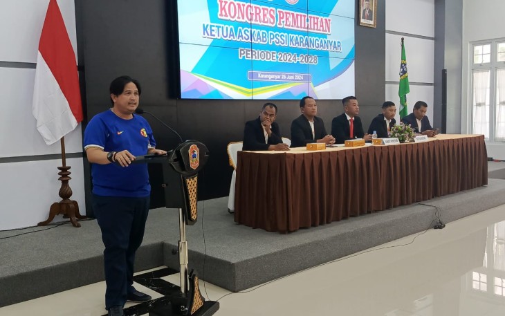 Rinto Subekti memberikan sambutan dalam acara Kongres Pemilihan Ketua Askab PSSI Karanganyar, di Ruang Anturium Rumah Dinas Bupati Karanganyar, Rabu (26/6/2024)
