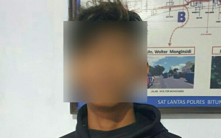 Foto tersangka pelaku pencabulan anak di bawah umur saat di amankan di Mapolsek Matuari