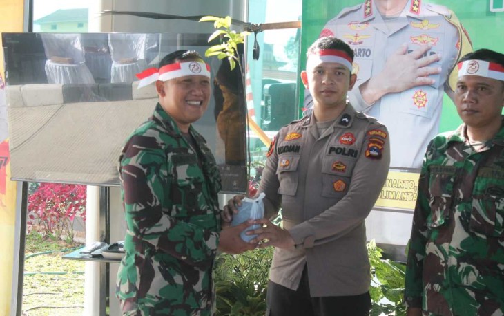 Dandim 1001/HSU-BLG Letkol Kav Gunantyo Ady Wiryawan saat penanaman pohon