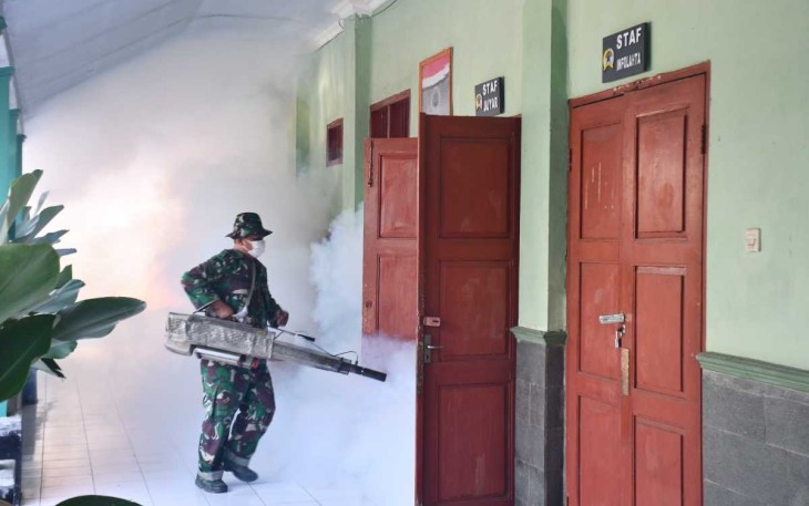 Fogging lingkungan Korem 081/DSJ