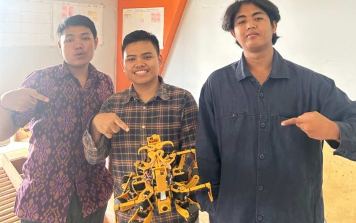Dokumenasi: Harish dan tim dalam mengembangkan robot SAR