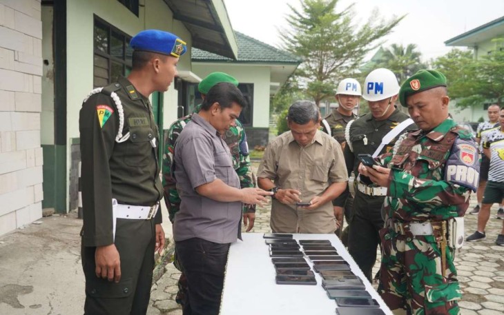 Pengecekan HP prajurit Korem 071/Wijayakusuma 
