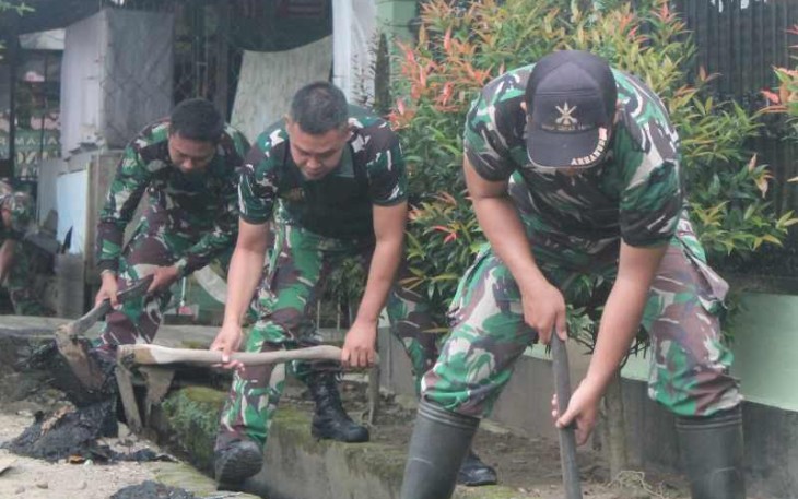 Pembersihan parit asrama 