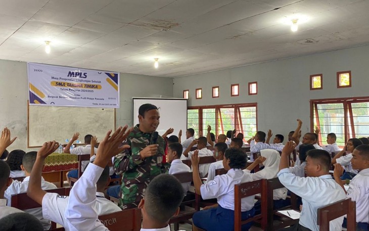 Babinsa Koramil 1710-02/Timika saat Berikan Materi PBB dan Kepemimpinan Kepada Siswa Siswi Baru SMA Taruna