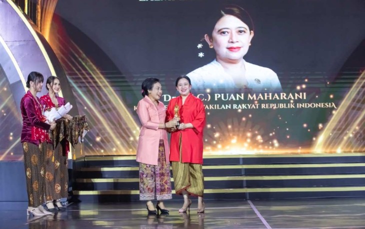 Puan Maharani Ketua DPR RI saat menerima Kartini Award 2024