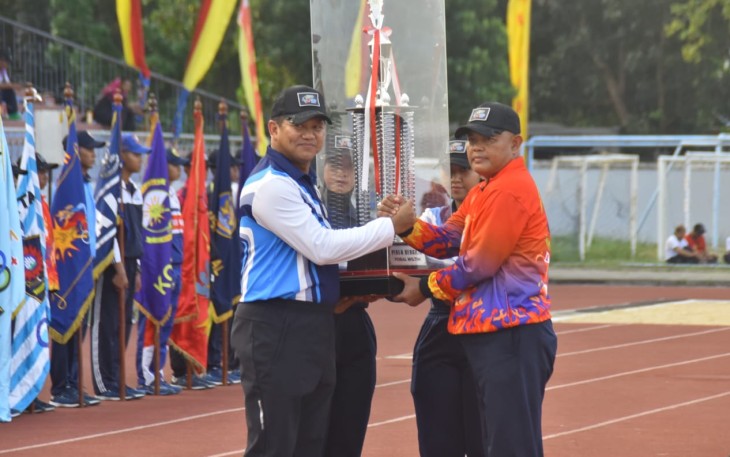 Pangkoarmada III Laksda TNI Hersan saat memberikan piala bergilir Poral Wiltim 2024