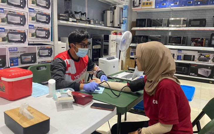 Customer ACE Hardware Magelang saat pengecekan tensi untuk kegiatan donor darah, Minggu (30/6)