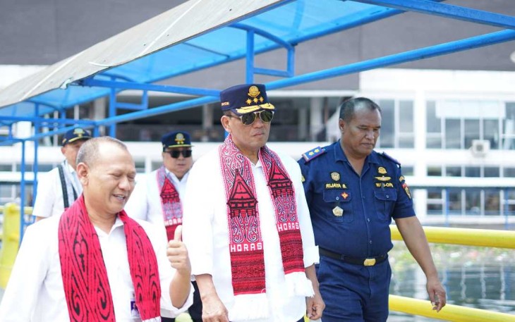 Dirjen Hubdat Risyapudin Nursin saat menerima pemaparan pelabuhan penyeberangan di Danau Toba