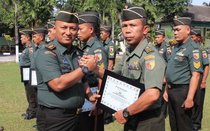 Dandim 0806/Trenggalek Letkol Czi Yudo Aji Susanto saat memberikan piagam penghargaan 