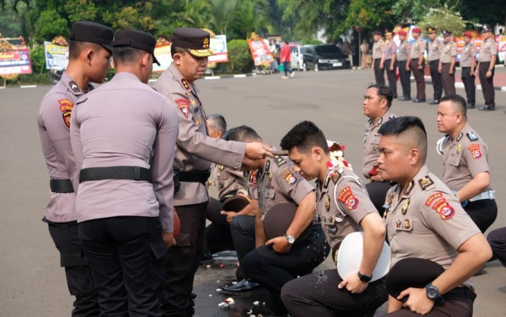 Kapolda Banten Irjen Pol Abdul Karim saat prosesi kenaikan pangkat personelnya, Selasa (2/7)