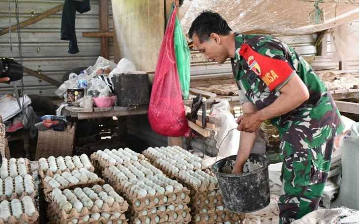 Serma Nurjadin dengan hasil bebek petelurnya, Selasa (2/7)