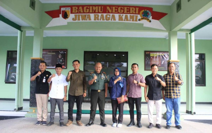 Dandim 0806/Trenggalek Letkol Czi Yudo Aji Susanto bersama jajaran KPU Trenggalek 
