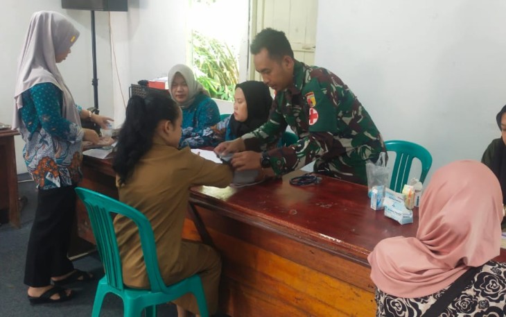 Personel kesehatan satgas Yonzipur 5/ABW di posbindu puskesmas Badau, Selasa (2/7)