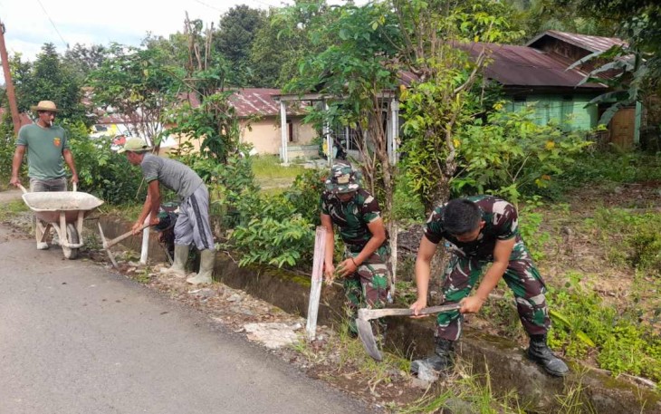 Pembersihan saluran air di wilayah desa binaan 