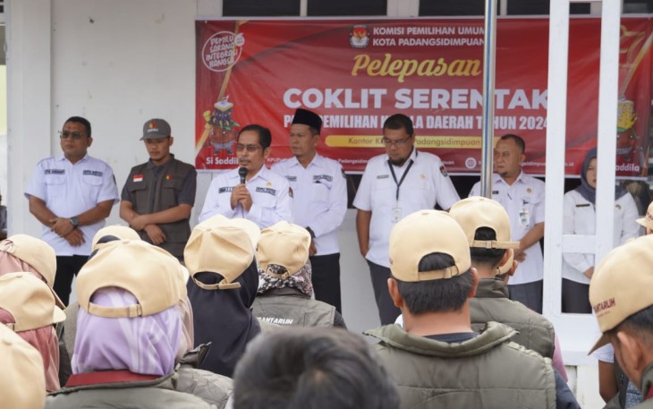 Komisi Pemilihan Umum Kota Padangsidimpuan melaksanakan acara Pelepasan COKLIT (Pencocokan dan Penelitian) Serentak Pemilihan Kepala Daerah Tahun 2024, di halaman Kantor KPU kota Padangsidimpuan, Kamis (04/7)