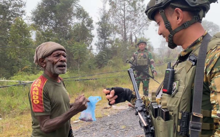 Senyum ceria warga berkomunikasi dengan satgas Yonif 509 Kostrad