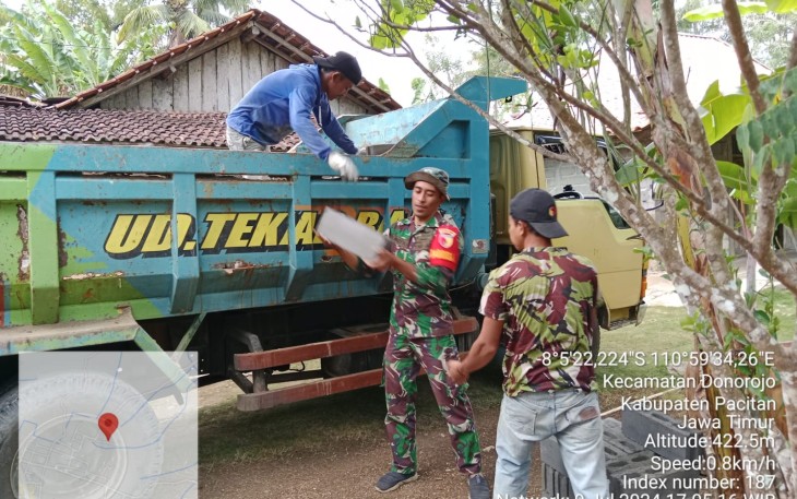 Babinsa Koramil 0801/11 Donorojo Bantu Distribusikan Material Jambanisasi 