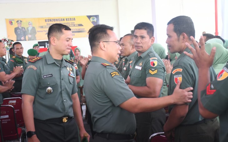Danrem 081/DSJ Kolonel Inf Rama Pratama saat menyapa prajuritnya di Kodim 0810/Nganjuk 