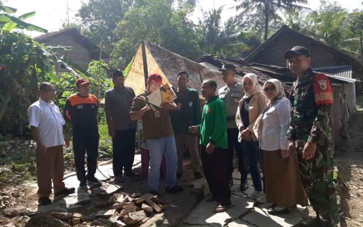 Bantuan warga terdampak rumah roboh di wilayah desa binaan 