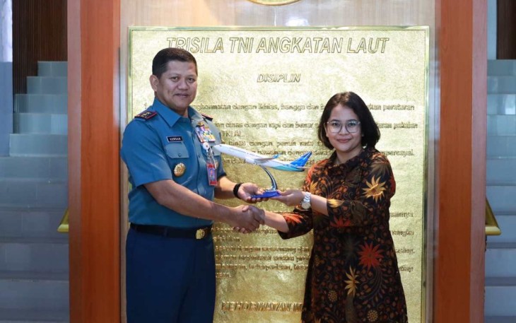Pangkoarmada III Laksda TNI Hersan saat menerima cenderamata 