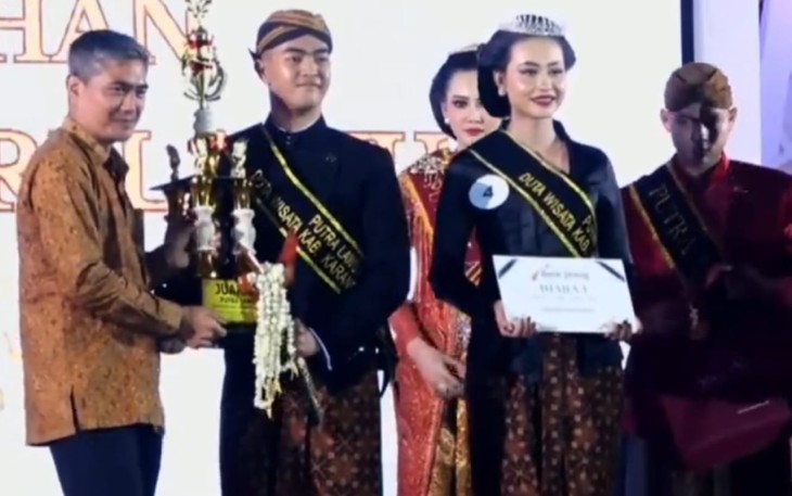 Pj Bupati Karanganyar Timotius Suryadi menyerahkan trophi kepada Raditya Rizky Fahrezi dan Felicia Yohana Kusuma sebagai Putra-Putri Lawu Duta Wisata Karanganyar 2024