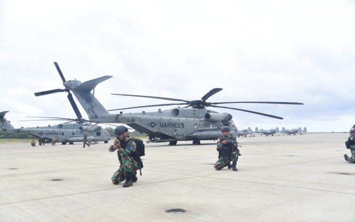 Prajurit Korps Marinir TNI AL dan US Marines Latihan Assault Support 